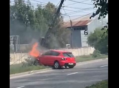 Иномарка врезалась в столб в Сормовском районе и загорелась