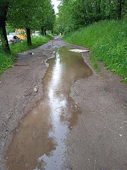 Отсутствие тротуаров на улицах Кирова заставляет людей ходить по грязи