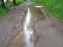 Отсутствие тротуаров на улицах Кирова заставляет людей ходить по грязи
