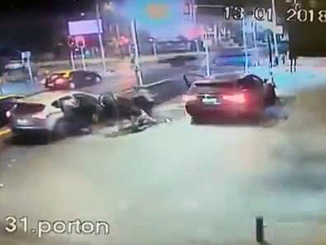 Видео: Полицейский открыл огонь по угонщикам-лузерам