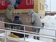 Рэпер Гуф по дороге в суд подал милостыню бабушке