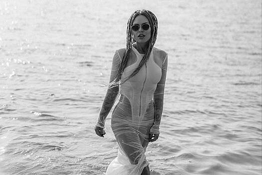 Рита Дакота снялась в прозрачном платье в воде