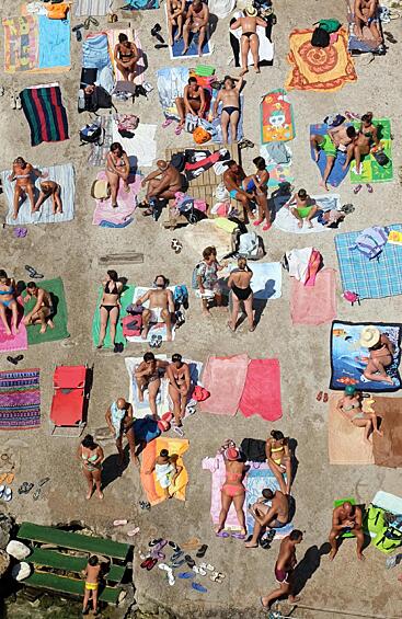 Люди отдыхают на пляже