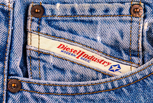 Вульгарная реклама бренда Diesel вызвала споры в сети