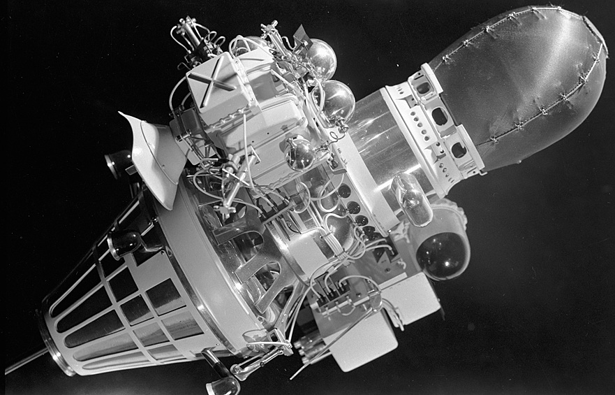 Станция «Луна-9» проработала на естественном спутнике Земли более 75 часов и подтвердила лидерство СССР на ранних этапах исследования космоса. На фото: макет станции "Луна-9", 1966 год