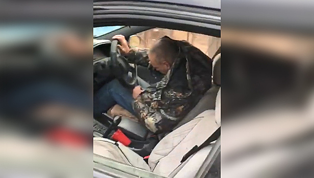 Пьяный водитель так и не заметил, что остановился после ДТП. Видео