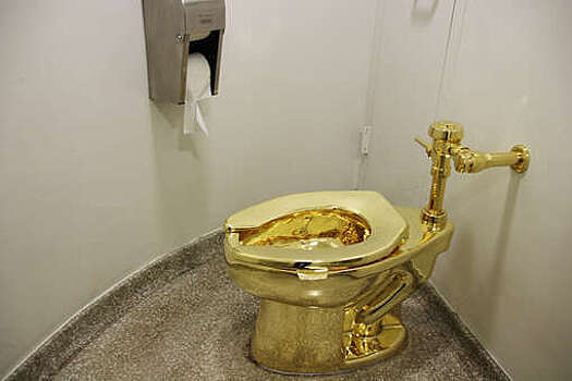 Sotheby's выставит на аукцион золотой унитаз Маурицио Каттелана за $10 млн