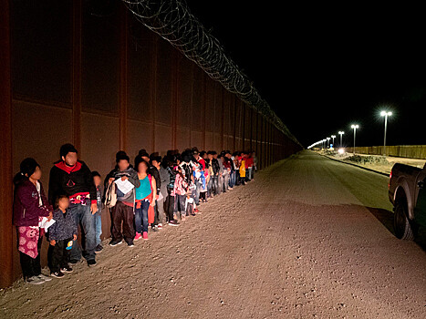 Власти США похвастались, что за год они задержали на границе с Мексикой почти миллион мигрантов