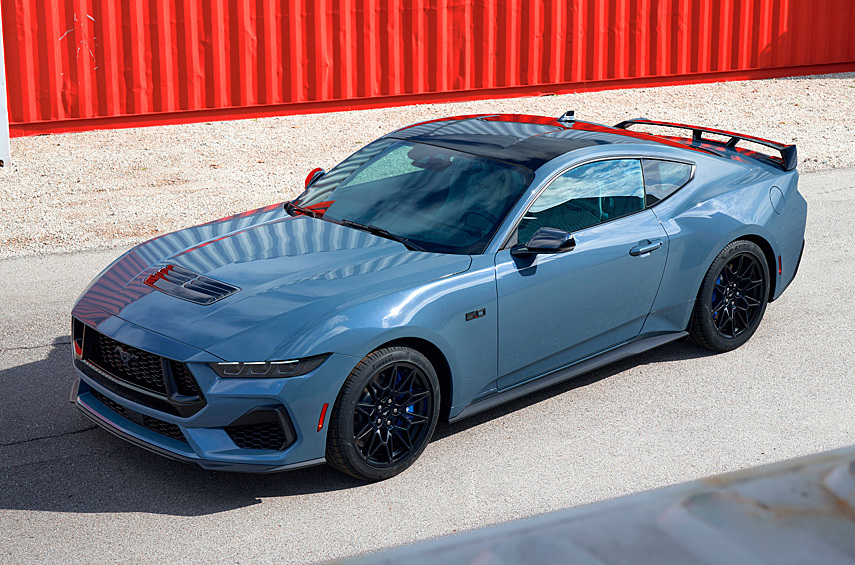 Ford Mustang GT. Культовый американский спорткар доступен с 2,3-литровым «пакетиком сока». Но настоящий Mustang — это большой V8! В прошлом поколении был трековый Shelby GT350 с нетипичным для модели 5,2-литровым высокооборотным атмосферником Voodoo и безумный Shelby GT500 с компрессорным 771-сильным Predator того же объема. Нынешнее пока лишено подобных деликатесов, однако не отступает от канонов ни на дюйм. GT хранит верность пятилитровой «восьмерке» Coyote. Она обновилась и теперь в ее активе 487 л.с. — больше, чем у какого-либо «атмосферного» Mustang GT в истории