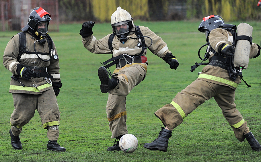Сотрудники МЧС РФ участвуют в футбольном матче в рамках соревнования среди пожарных частей Тамбовской области по пожарному футболу "Fire ball". Пожарные играли в дыхательных аппаратах со сжатым воздухом и в полной экипировке