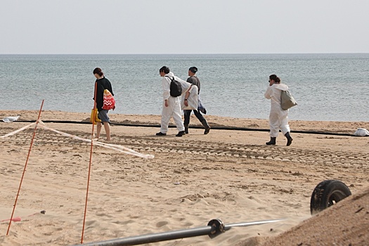 На анапских пляжах защитные сети забиты мазутом