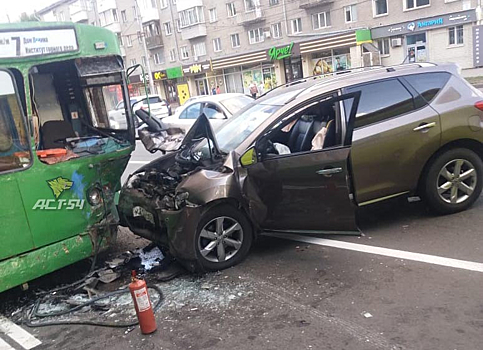 Водителя Nissan госпитализировали с Титова после столкновения с троллейбусом