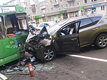 Водителя Nissan госпитализировали с Титова после столкновения с троллейбусом