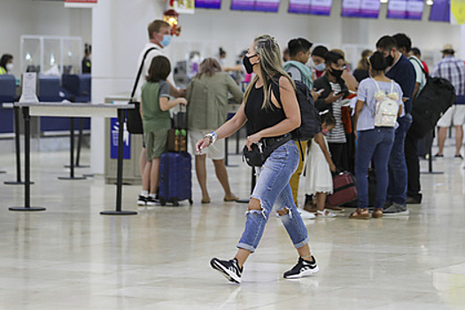 Россияне пожаловались на многочасовые очереди и скандалы в аэропорту Канкуна