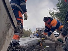 В Ижевске начали ремонтировать последние две дороги в этом сезоне