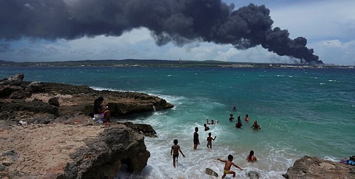 На горящем нефтехранилище на Кубе произошел мощный взрыв