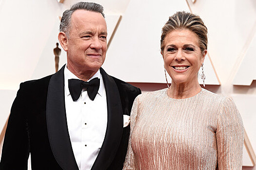 Актера Тома Хэнкса засняли на прогулке с женой