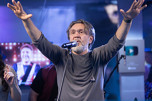 Сергей Шнуров спел «Синюю богиню» и рассказал про жизнь с котом