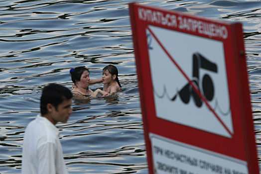 Роспотребнадзор рассказал, чем опасна вода в закрытых для купания водоемах Москвы