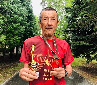 Дедушка из Озерска 20 лет работал с ядерными отходами, а теперь пробегает по 100 км в неделю