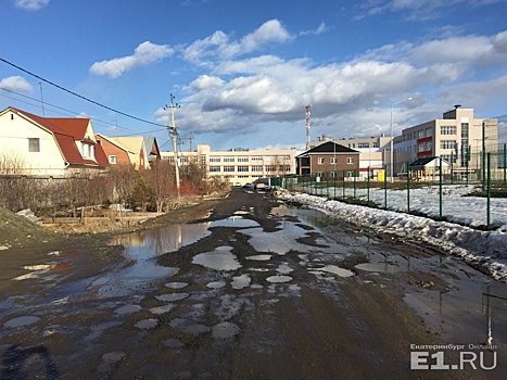 «Въезд в жилой квартал попросту убит»: дороги в Мичуринском превратились в полосы препятствий