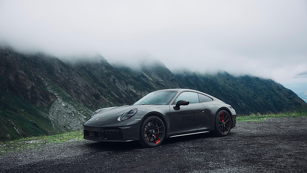 Новый Porsche 911 Carrera 4 GTS получил версию Tribute to Transfagarasan, которая посвящена 50-летию культовой горной дороги Румынии, названной ведущими шоу Top Gear «лучшей в мире». Разработанный в тесном сотрудничестве с Porsche Exclusive Manufaktur и Porsche Club Romania партия из десяти купе окрашена в уникальный цвет Graphite Grey с контрастными акцентами Guards Red, несёт на себе элементы в цветах национального флага Румынии и фирменные шильдики с обозначением спецверсии.
