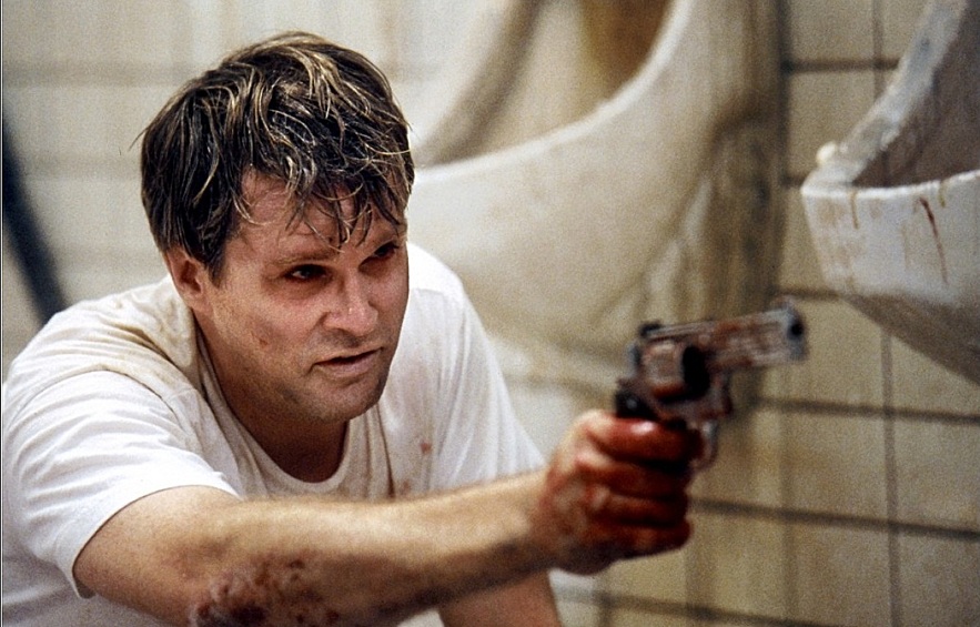 «Пила: Игра на выживание» (2004) — американский фильм ужасов режиссёра Джеймса Вана. Премьера состоялась 19 января 2004 года. При скромном бюджете в $1,2 млн долларов фильм собрал  более $100 млн. Картина настолько понравилась зрителям, что за ней последовала целая серия сиквелов.  По сюжету два незнакомца попадают в лапы к неизвестному и должны выполнять его приказы, чтобы спасти свои семьи