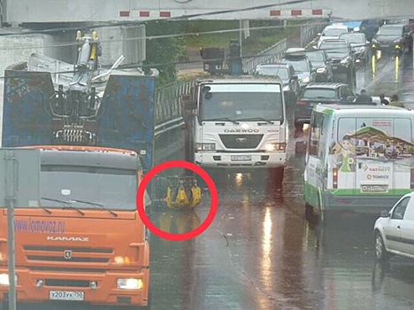 ДТП в Наро-Фоминске 9 августа: «КамАЗ» лишился груза, задев мост