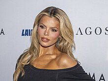 Популярная модель попала в объектив папарацци в мокром топе без бюстгальтера