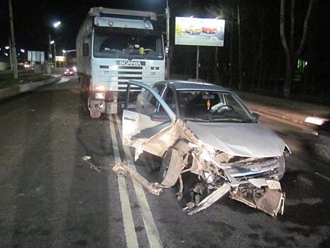 В Орле «Гранта» въехала в бордюр и большегруз Scania