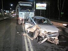 В Орле «Гранта» въехала в бордюр и большегруз Scania