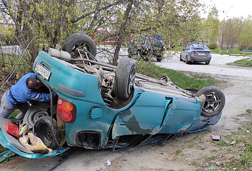 Прохожий помог двум девушкам выбраться из перевернувшейся машины с газовыми баллонами