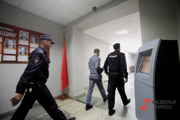 Подростки за 140 тысяч рублей пытались поджечь покрышки у двери петербургской квартиры