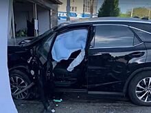 В Челябинске автоледи на Lexuse протаранила торговый павильон
