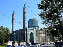 Избитый прихожанином охранник мечети Петербурга умер в больнице