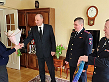 Министр внутренних дел по Чувашской Республике Виктор Шметков поздравил с 8 Марта ветерана органов внутренних дел