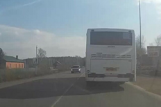 У пассажирского автобуса в Кузбассе на ходу взорвалось колесо