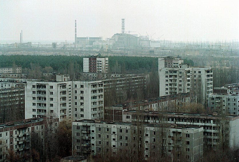 Вид на город Припять и четвертый реактор Чернобыля 15 декабря 2000 года в день полной остановки Чернобыльской АЭС.