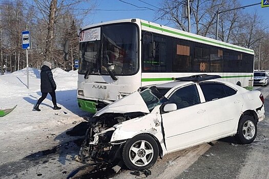 В Новосибирске при столкновении автобуса и легкового авто погиб один человек