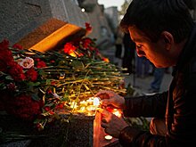 Москвичи приносят цветы к мемориалу Города-героя Керчи в Александровском саду