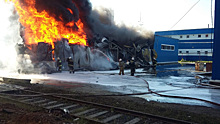 В Екатеринбурге горит огромный склад