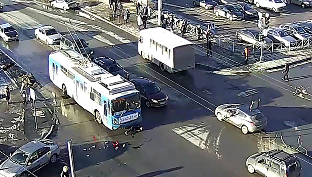 В Петрозаводске троллейбус сбил бегущего воришку с корзиной продуктов. Видео