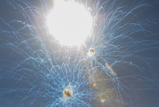 Свердловский пенсионер устроил салют у дома олигарха