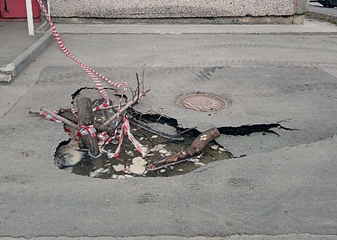 Портал с кипятком образовался на улице Кубовой в Новосибирске