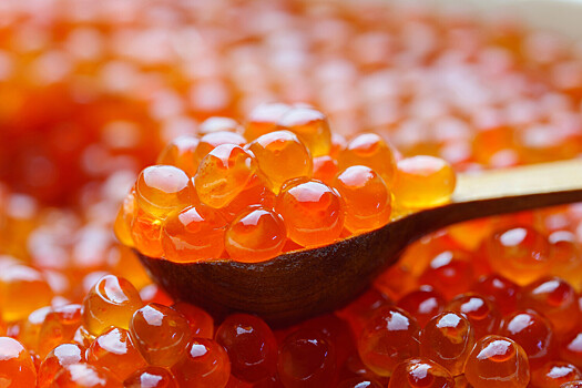 Красная икра подорожала на треть, к Новому году цена станет еще выше