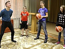 Урок по баскетболу провели «Бульдоги» для малышей
