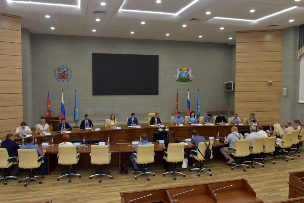 В администрации Барнаула вместе с главой Вячеславом Франком обсудили строительство домов, в которые вложились дольщики