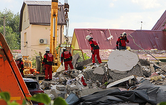 Спасатели извлекли тело мужчины из-под завалов дома в Саратове