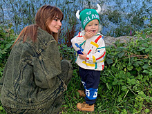 Модель Эмили Ратаковски уехала с сыном в деревню