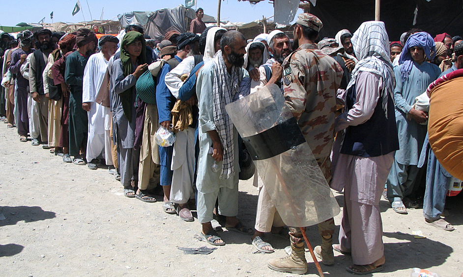 Афганские беженцы на границе с Пакистаном